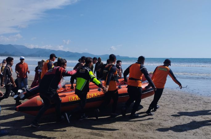 Remaja SMA Hanyut di Pantai Riting