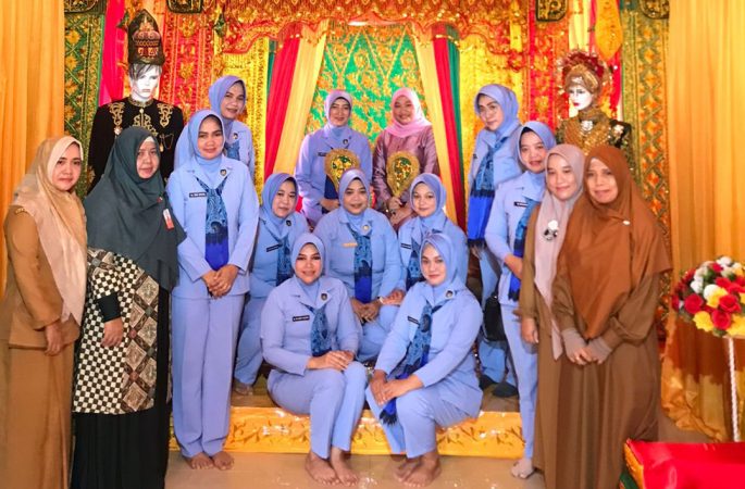 Ketua PIA Ardhya Garini  Borong Produk Kerajinan Dekranasda Aceh Besar