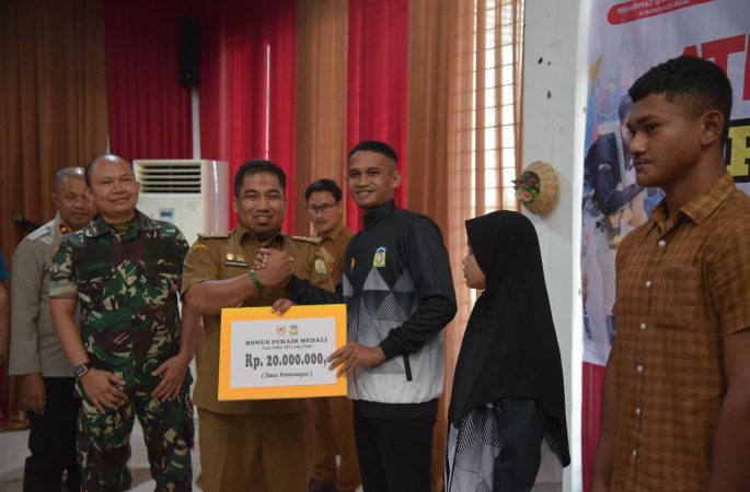 Pemkab Aceh Besar Serahkan Rp 3,6 M untuk Bonus Atlet PORA XIV
