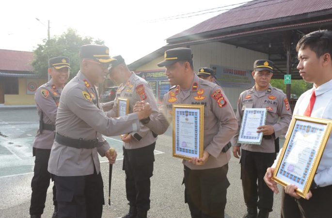 Kapolsek Muara Tiga Terima Piagam Penghargaan dari Kapolres Pidie