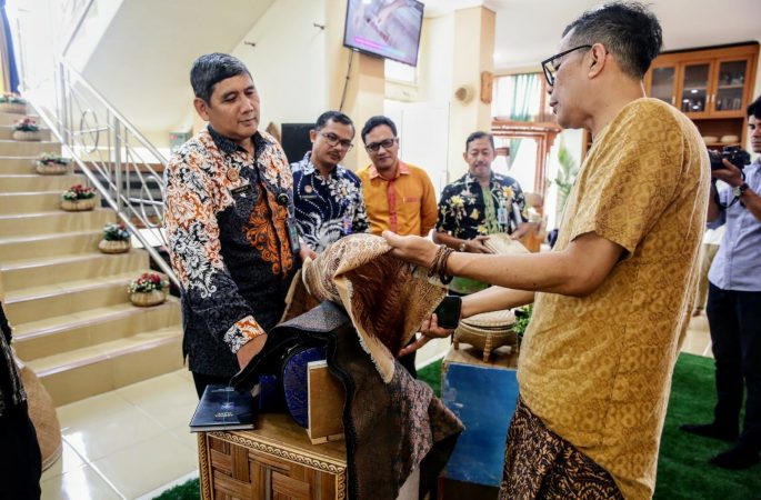 Kunjungi Dekranasda, Kemenkumham Aceh Kagumi Kekayaan Intelektual Aceh Besar