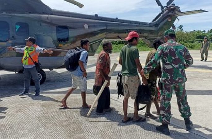 Prajurit TNI Gugur Ditembak KKB Dievakuasi ke Mimika, 6 Korban Luka Masih di Sinak