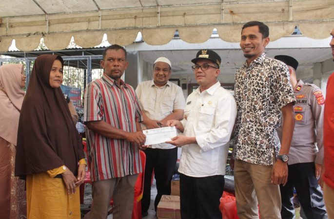 Pj Wali Kota Bakri Siddiq Antar Bantuan untuk Korban Kebakaran Ulee Lheue