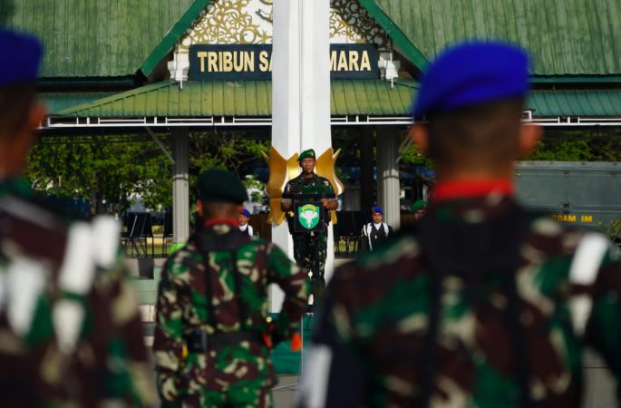 Pangdam IM Mayjen TNI Novi Helmy Prasetya Pimpin Upacara Mingguan di Blang Padang