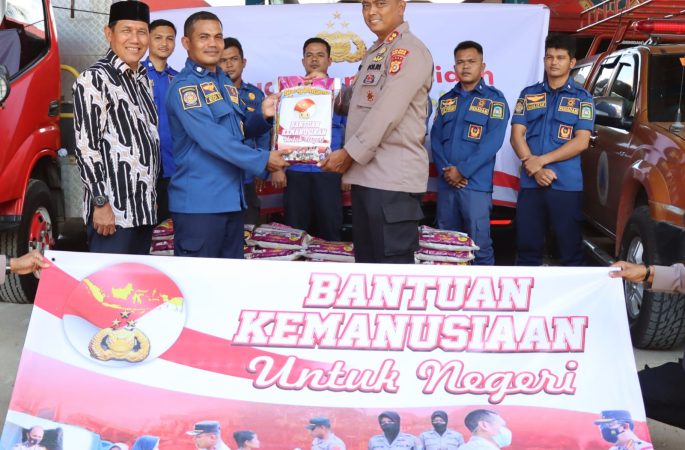 Personil Damkar BPBD Terima 69 Paket Bantuan Sosial dari Kapolres Aceh Besar