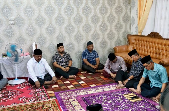 Pj Bupati dan Kepala OPD Aceh Besar Tahlil dan Doa di Rumah Almarhum Camat Lhoknga