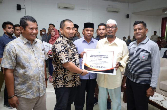 Pj Bupati Aceh Besar Berikan Bantuan Kepada 14 Korban Bencana Alam dan Sosial