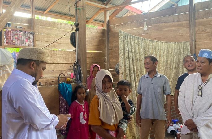 Pj Bupati Kunjungi Yatim Piatu di Gampong Bayu, Yang Ayah dan Ibunya Meninggal Lakalantas