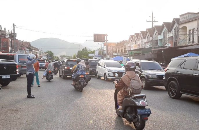 Personil Dishub Aceh Besar Urai Kemacetan di Simpang Ajun Jeumpet