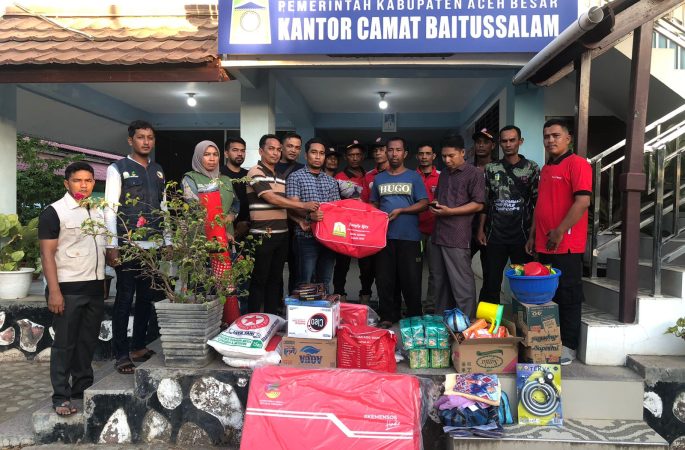 Pemkab Aceh Besar, Serahkan Bantuan Masa Panik untuk Korban Kebakaran Ruko di Baitussalam