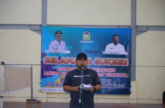 Pj Bupati Buka Turnamen Bulutangkis HUT ke-39 Kota Jantho