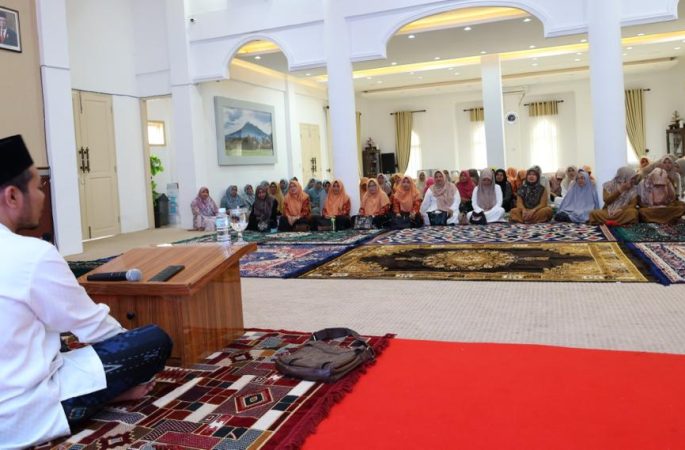 Ustadz Masrul Aidi Kembali Isi Kajian Rutin di Meuligoe Bupati Aceh Besar