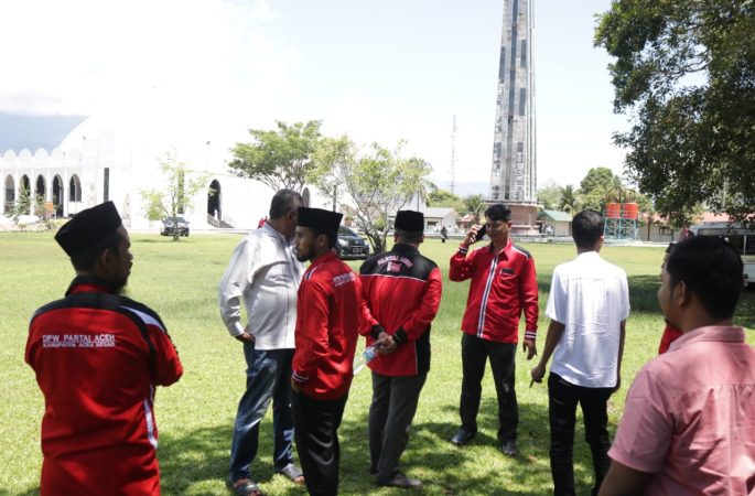 Sebelum Daftar, Bacaleg PA Aceh Besar Shalat Jumat di Masjid Al Munawarah Kota Jantho