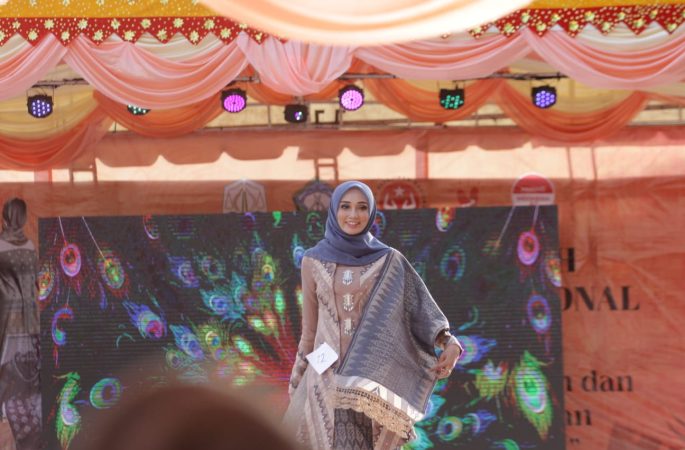 Dekranasda Aceh Besar Tampilkan Solanda dan Tudung Saji di Fashion Show Rakerda