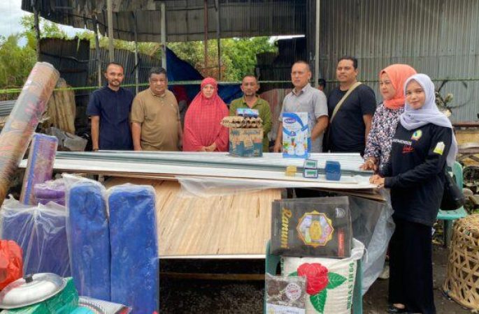 Pemko Banda Aceh Serahkan Bantuan Masa Panik Korban Kebakaran di Gampong Jawa