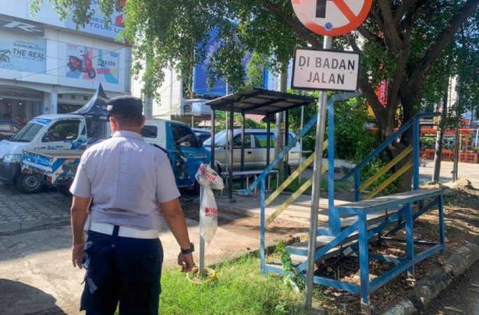 Dishub Kota Banda Aceh Imbau Pengendara Tidak Memarkirkan Kendaraannya di Depan Halte 