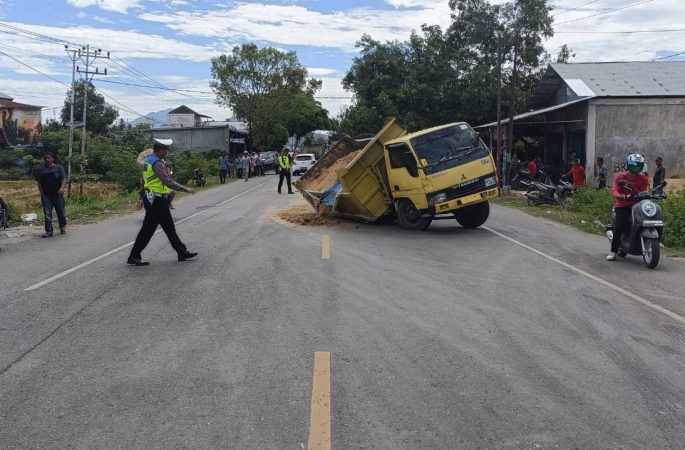 Patah Pegas, Dump Truck dan XPander Laga Kambing