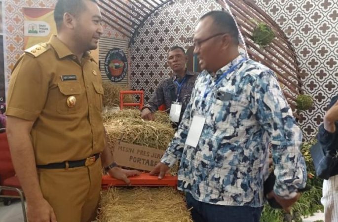 Wagub Sumbar Tertarik dengan Mesin Press Jerami Portabel di stand Aceh 