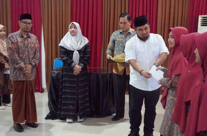 Tak Menunggu Lama, Pj Bupati Langsung Serahkan Bonus untuk Juara MQK Provinsi dari Aceh Besar 