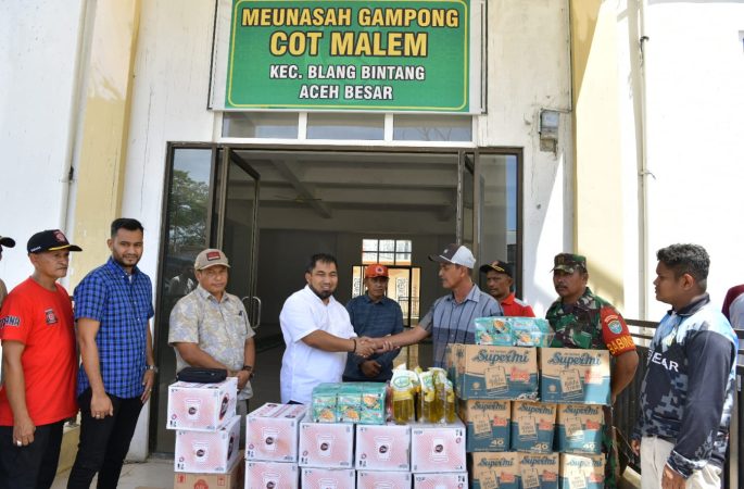 Pj Bupati Aceh Besar Serahkan Bantuan Masa Panik Kepada Korban Kebakaran Blang Bintang