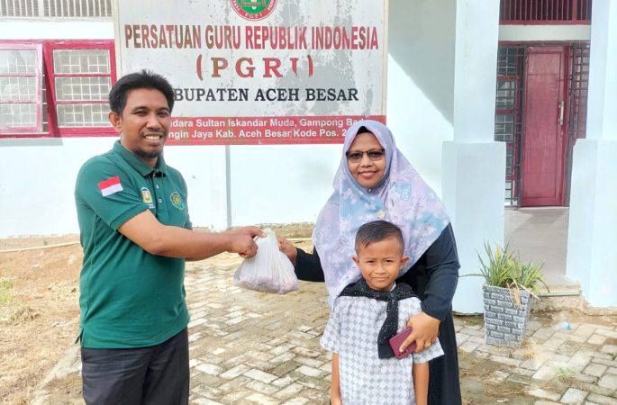 PGRI Aceh Besar Kembali Salurkan 400 Paket Daging Kurban