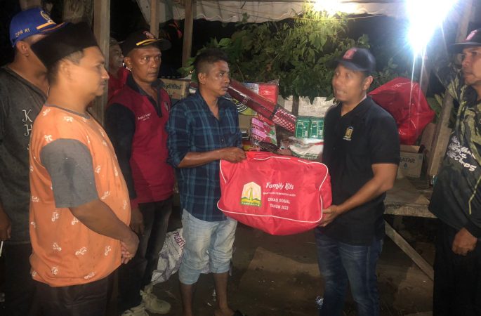 Dinsos Aceh Besar Serahkan Bantuan Masa Panik untuk Korban Kebakaran di Labuy Baitusalam