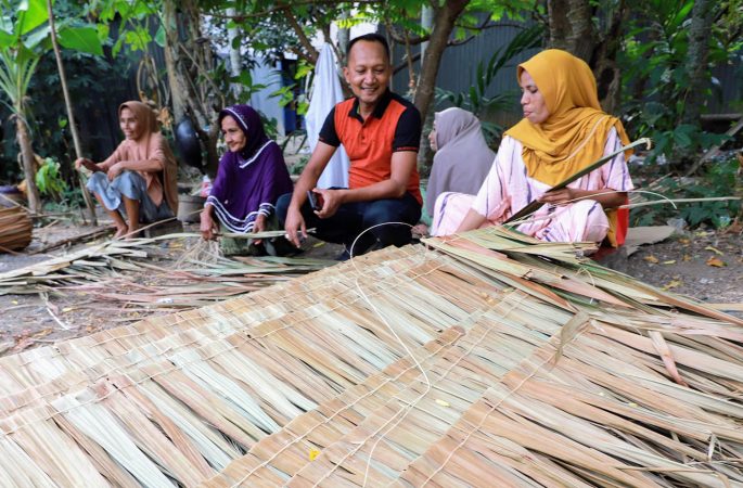 Perajin Atap Rumbia di Gampong Babah Jurong Hingga Kini Masih Eksis