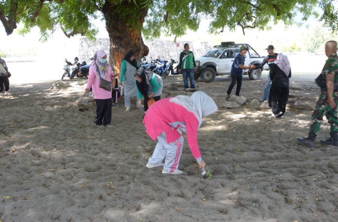 Program 1 Jam Pungut Sampah Berlanjut ke Benteng Indra Patra Ladong