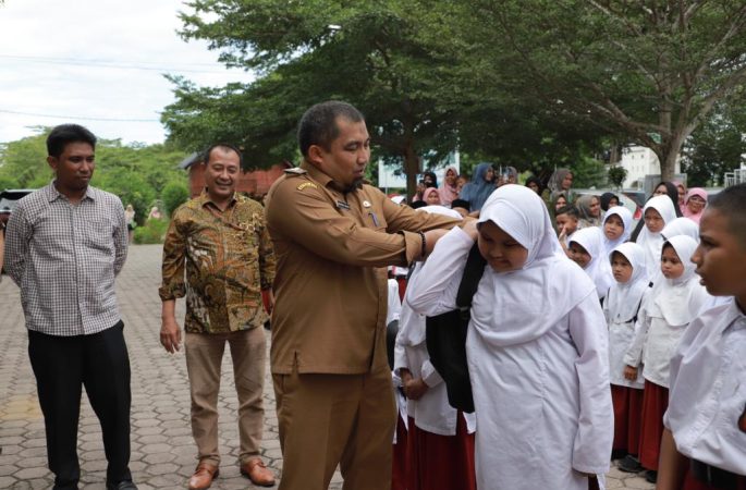 Pj Bupati Aceh Besar Serahkan 229 Paket Bantuan Yayasan Baitul Mal BRILiaN