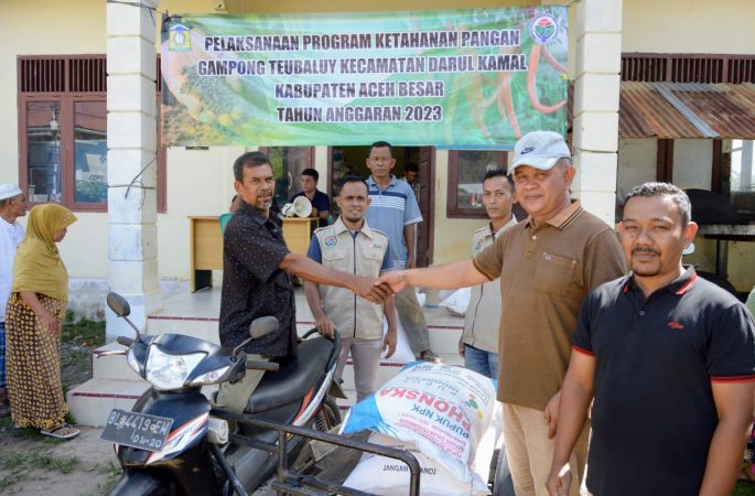 Manfaatkan Dana Desa, Pemerintah Gampong Teubaluy Berikan Bantuan Pupuk untuk 150 KK