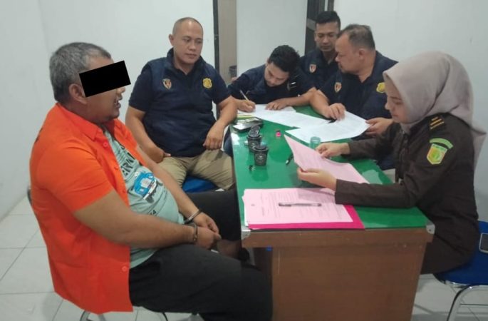 Penyidik Serahkan Tersangka Kasus Penggelapan Uang Mualem ke Jaksa