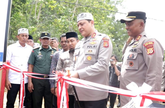 Pj Bupati Aceh Besar Dampingi Kapolda Aceh Serahkan Bantuan Sumur Bor kepada Warga Lamsie