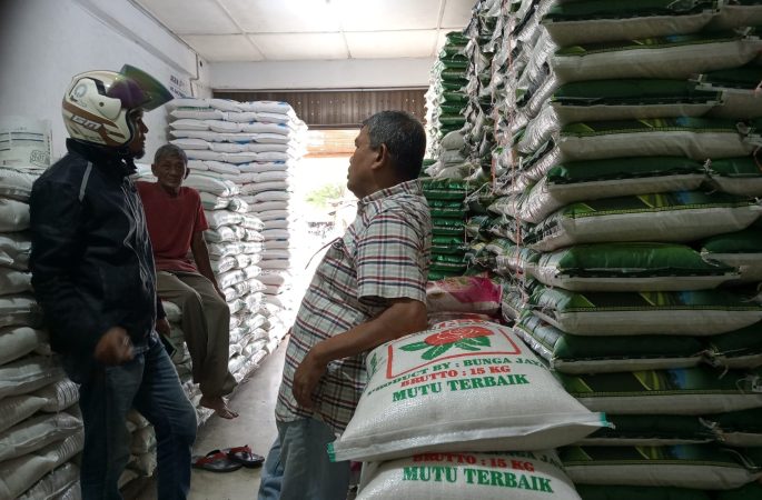 Pedagang : Stok Cukup, Harga Beras Naik Bingungkan Warga