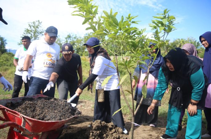 Pj Bupati Aceh Besar Kembali Pimpin Aksi 1 Jam Memungut Sampah dan Tanam Pohon di Ponpes Oemar Diyan