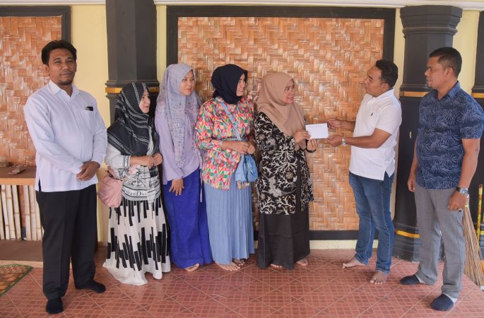 Disdikbud Aceh Besar Serahkan Bonus untuk Penari IGTKI-PGRI yang Raih Prestasi di Porseni Nasional