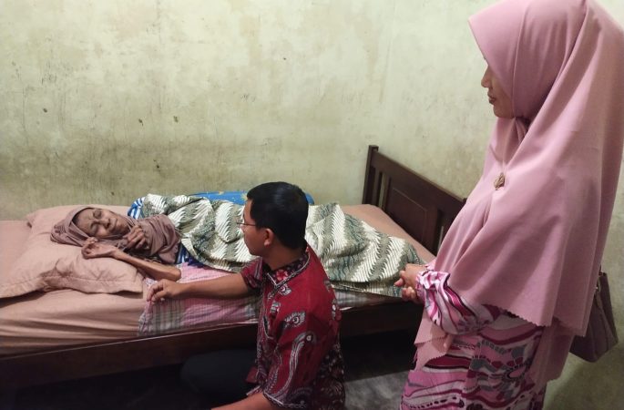 Ketua DPRK Banda Aceh Farid Nyak Umar Jenguk Lansia di Lamdingin