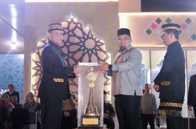 Serahkan Piala Bergilir MTQ, Pj Bupati Aceh Besar; Kami Akan Berjuang Kembali
