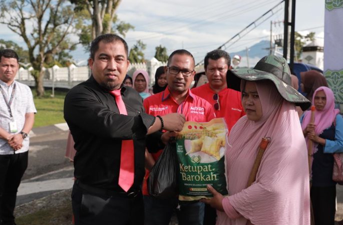 Jumat Berkah, Pj Bupati Bersama Forkopimda Bagi Sembako untuk Petugas Kebersihan