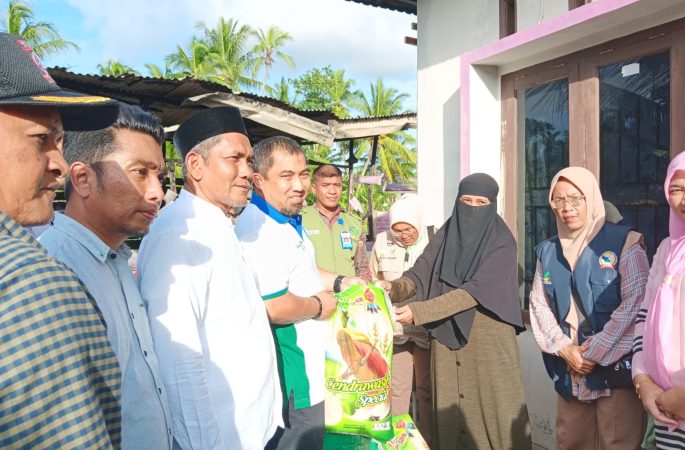 Pj Bupati Aceh Besar Serahkan Bantuan Masa Panik untuk Korban Kebakaran di Gue Kuta Baro