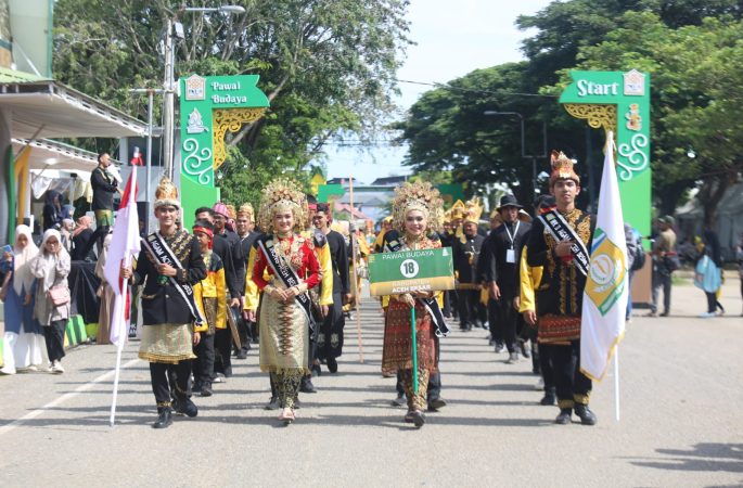 Sekda Sulaimi Pimpin Kontingen Pawai Budaya Aceh Besar PKA ke-8