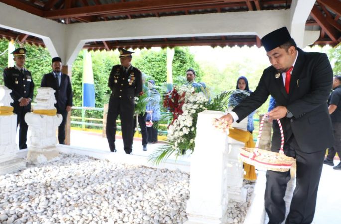 Jelang Hari Pahlawan, Pj Bupati Aceh Besar Ziarah dan Berdoa di Makam Laksamana Malahayati