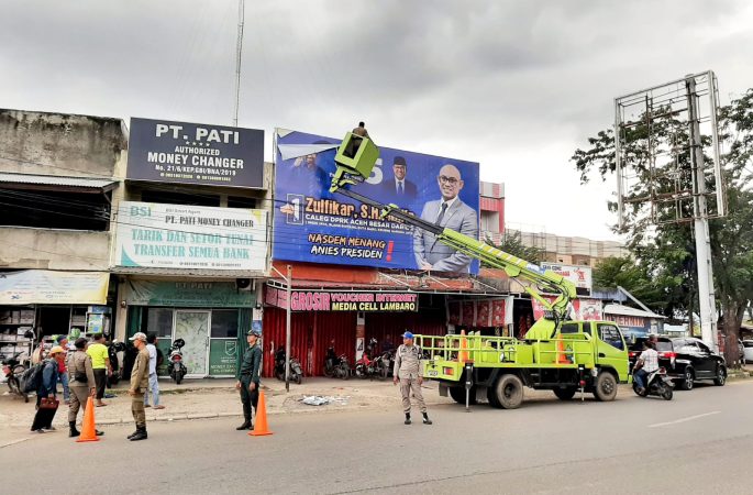 Langgar Aturan Kampaye, Panwaslih Aceh Besar Tertibkan APK