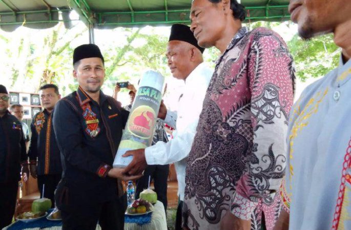 Pj Bupati Agara Bagikan Bibit Cabai