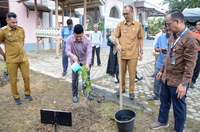 Angkasa Pura II Bandara SIM Tanam Pohon di Kuta Baro