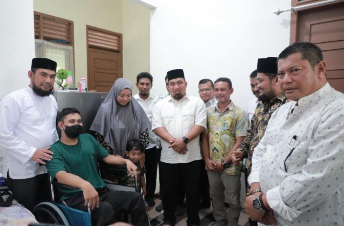 Jelang Hari Guru, Pj Bupati Aceh Besar Bantu Kursi Roda Untuk Guru yang Sakit