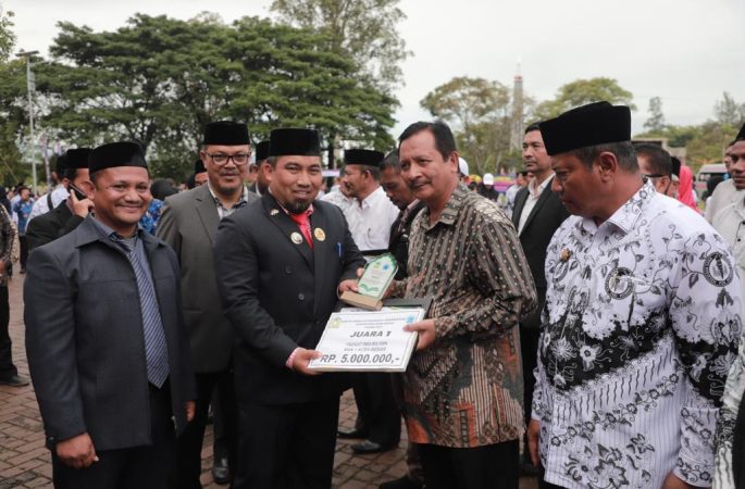 Pemkab dan MPD Aceh Besar Serahkan Penghargaan untuk Guru, Kepsek dan Komite Sekolah Berprestasi