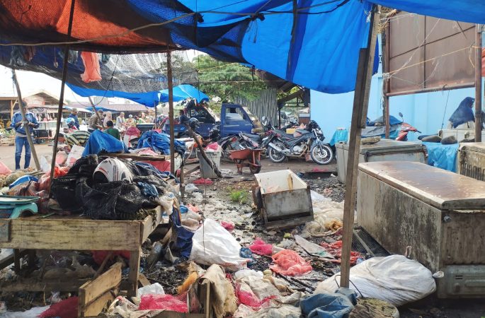 Sampah Berserakan, Kondisi Pasar Lambaro Jorok