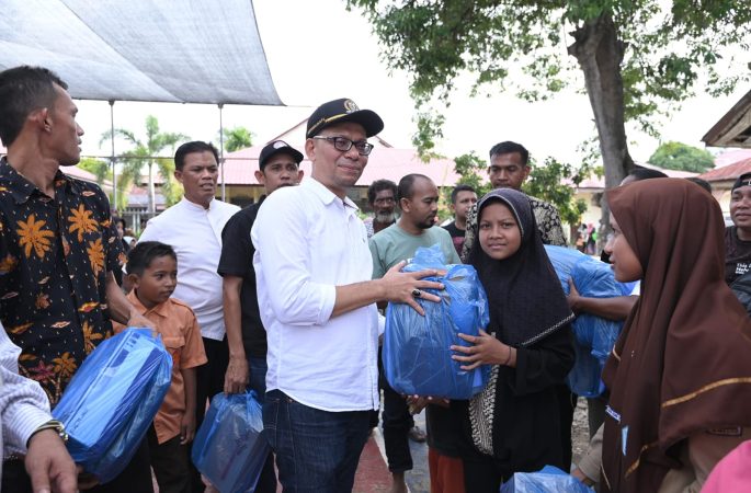 Bukti Nyata Musriadi Serahkan Seragam Sekolah untuk Siswa Kurang Mampu di Ulee Kareng