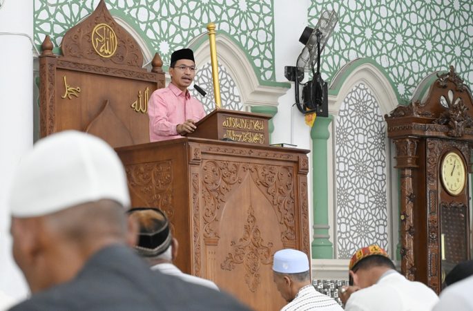 Khutbah di Masjid Al-Mukarramah Gampong Mulia, Ketua DPRK Banda Aceh: Kita Mulia Karena Islam
