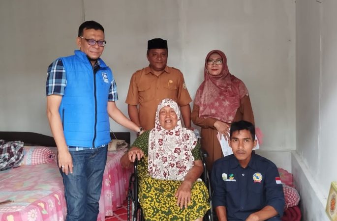 Anggota DPRK Banda Aceh Musriadi Salurkan Kursi Roda untuk warga Ulee Kareng